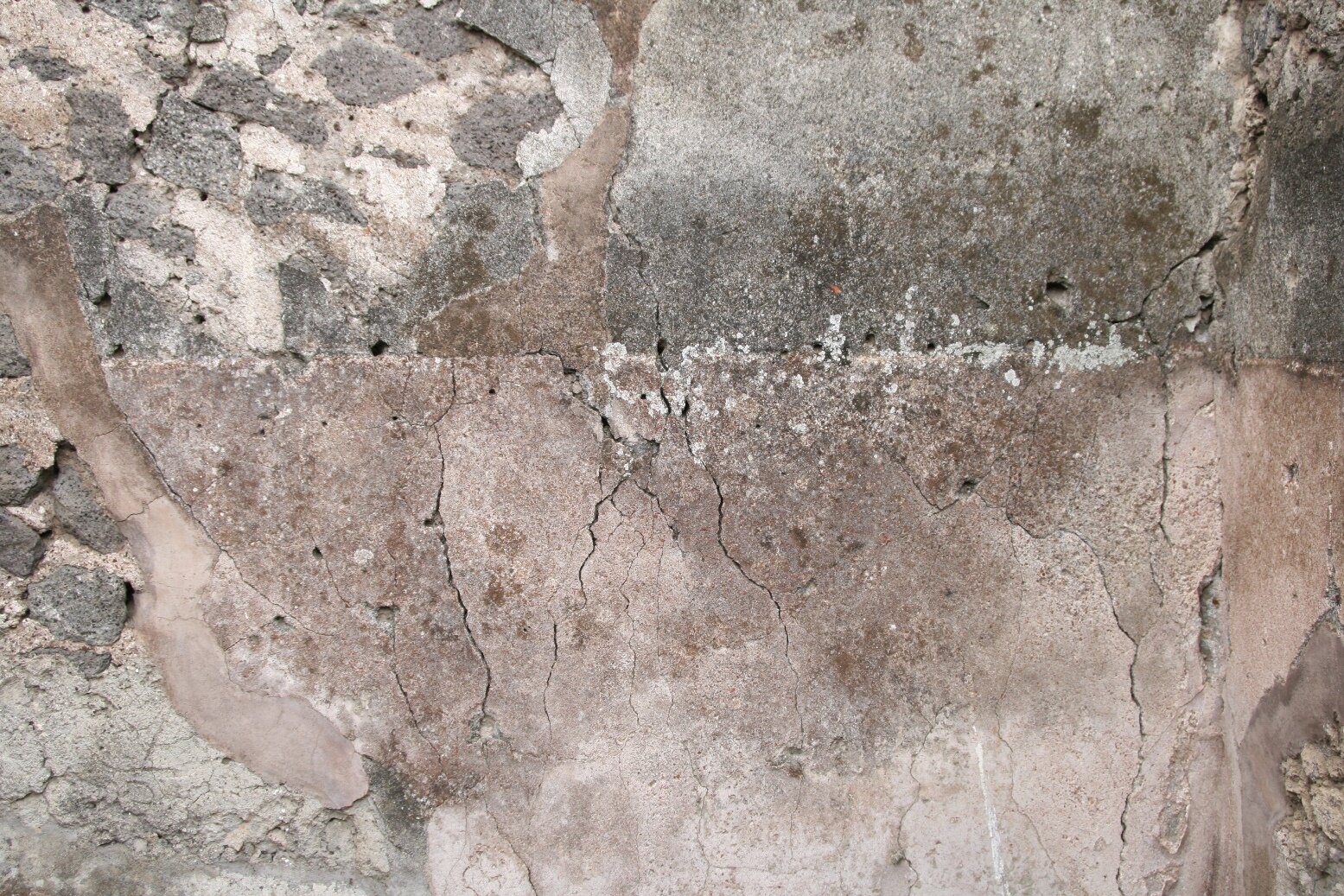 S wall, reddish plaster. Photo: Thomas Staub