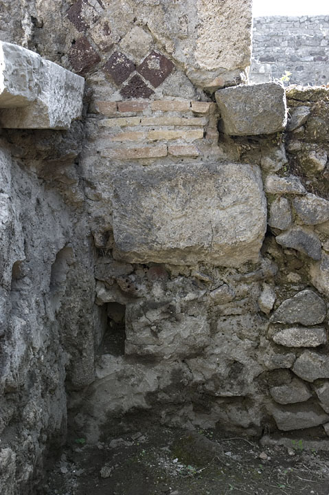 West wall, NE corner, in V 1, 7, room f.