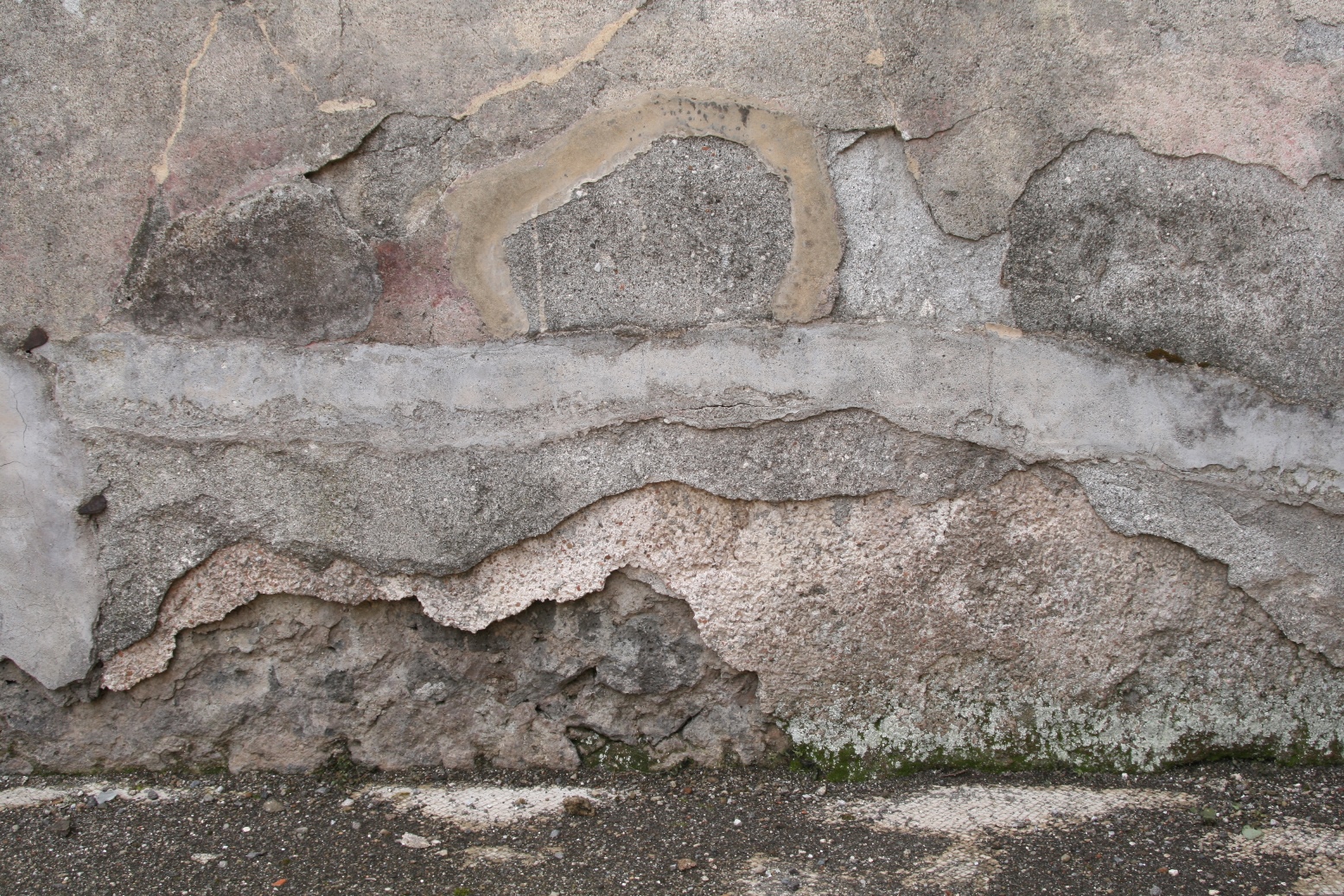 S wall, detail showing the different layers of plaster. Photo: Thomas Staub