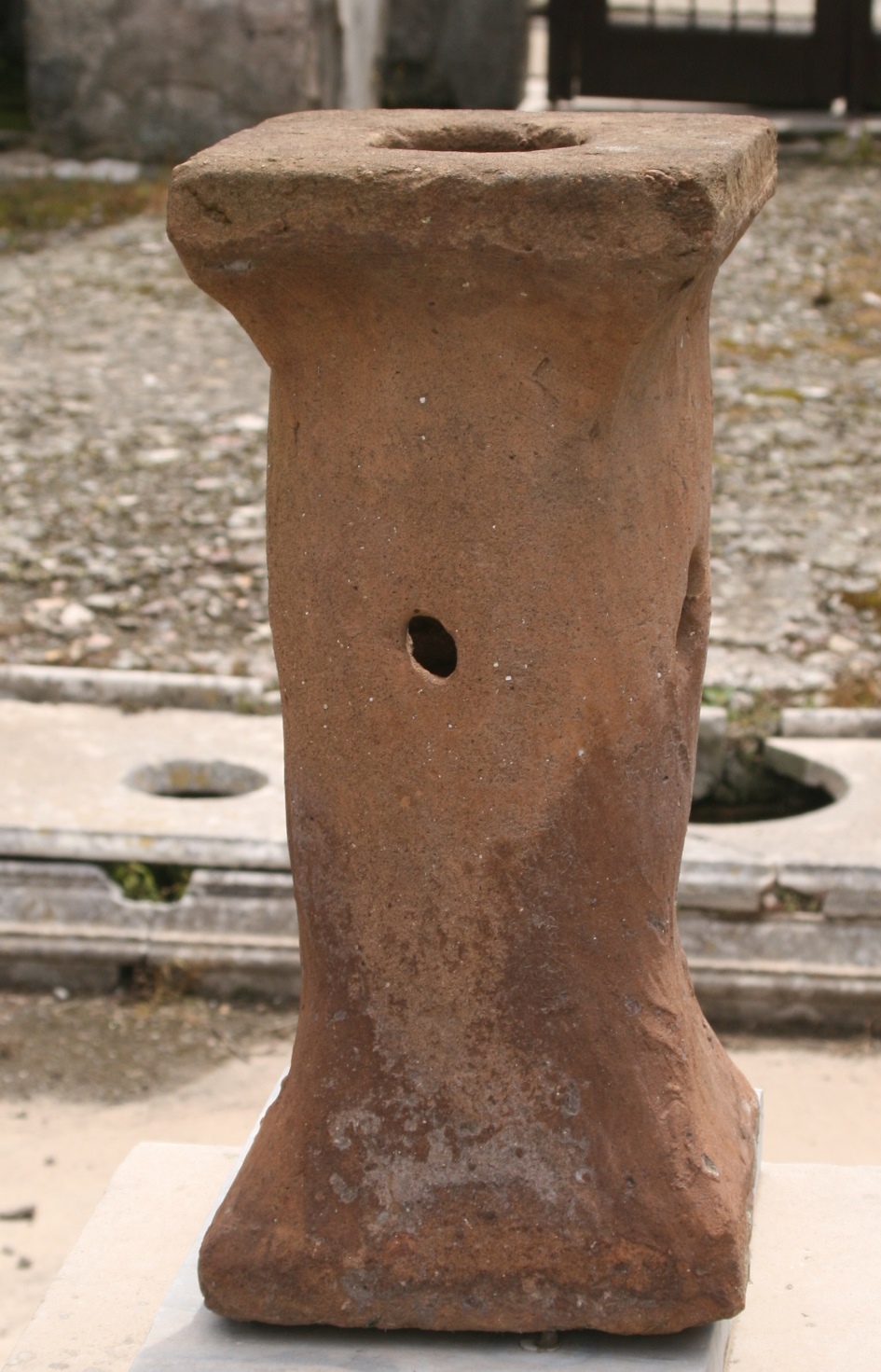 Floor, detail showing one of the pillars for the hypocaust not in situ. Photo: Thomas Staub
