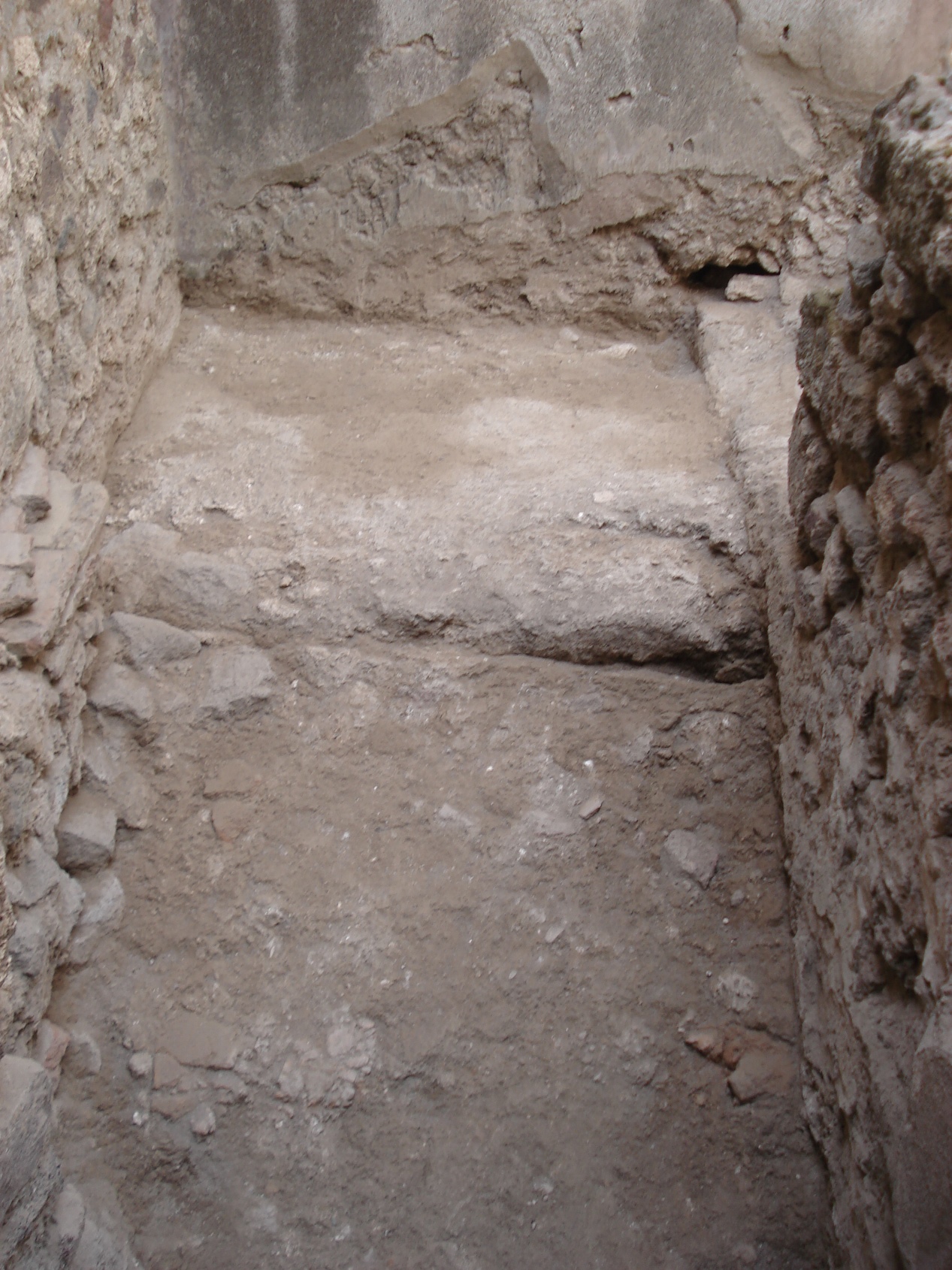 Southern part of the floor with landing and ramp towards the cellar under room f. Photo Thomas Staub