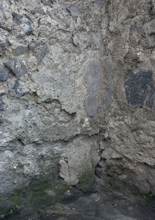 Sw corner, detail plaster
